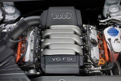 Audi A5 Coupe Facelift Innenansicht Detail Motorraum statisch schwarz