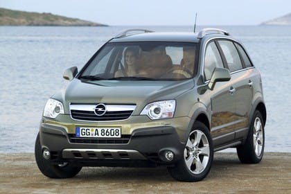 Opel Antara L-A Aussenansicht Front schräg statisch grün