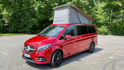 Ein roter Mercedes Marco Polo steht auf einem Parkplatz.