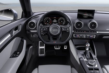 Audi A3 8V Dreitürer Facelift S-line Innenansicht Fahrerposition statisch hellgrau