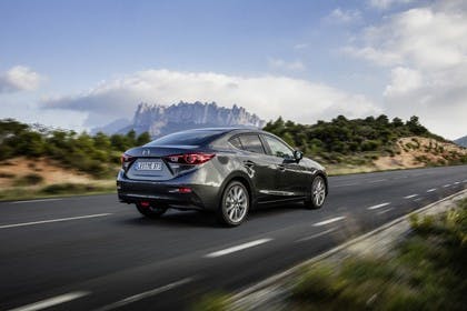 Mazda 3 BM Viertürer Aussenansicht Heck schräg dynamisch grau