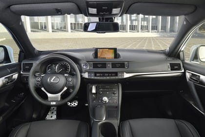 Lexus CT 200h Innenansicht statisch Vordersitze und Armaturenbrett