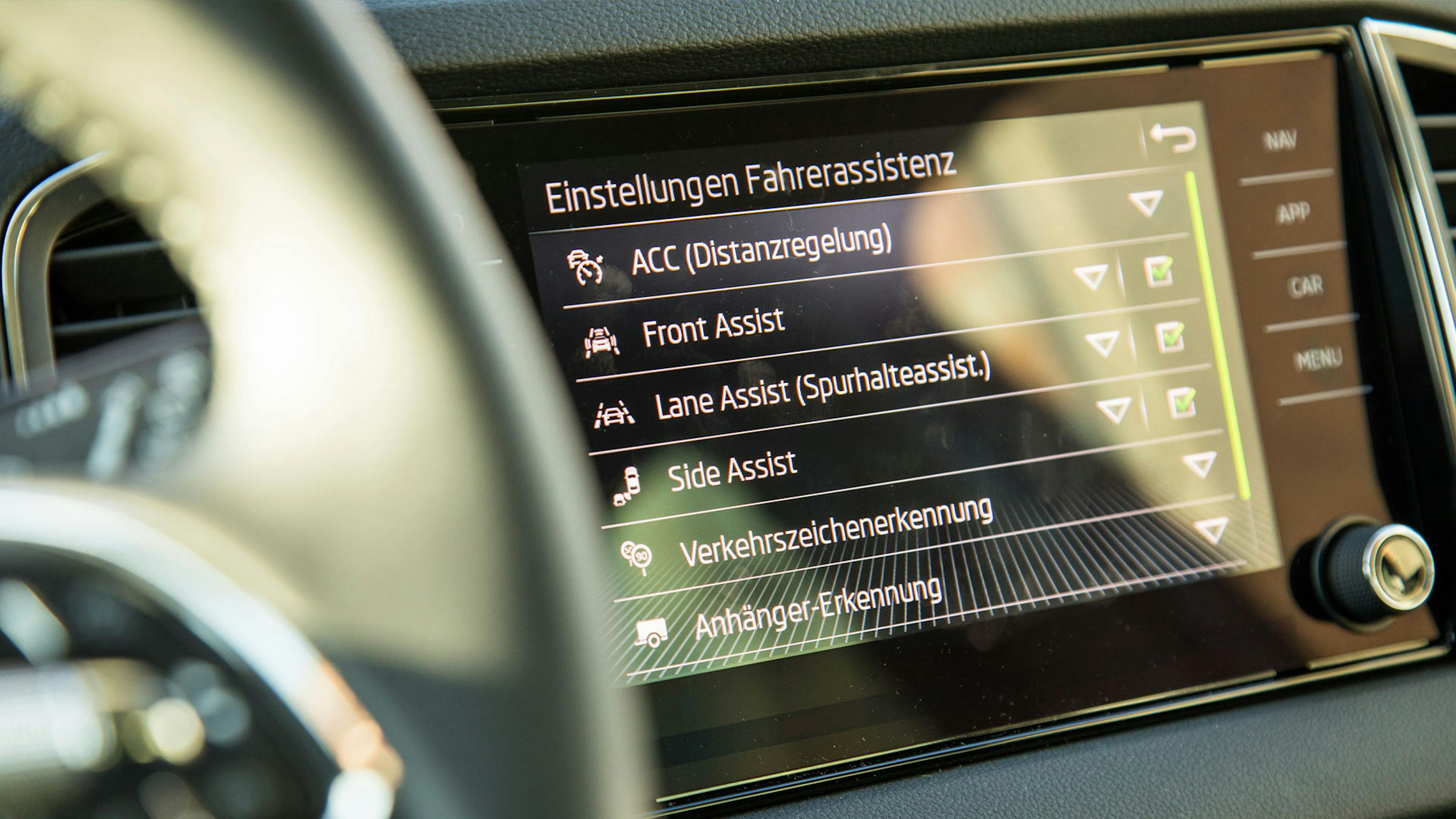 Nahaufnahme des Armaturenbrettes eines Pkw mit verschiedenen Assistenzsystemen