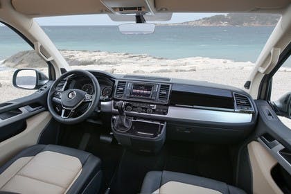 VW T6 Caravelle SG/SF Innenansicht statisch Vordersitze und Armaturenbrett beifahrerseitig