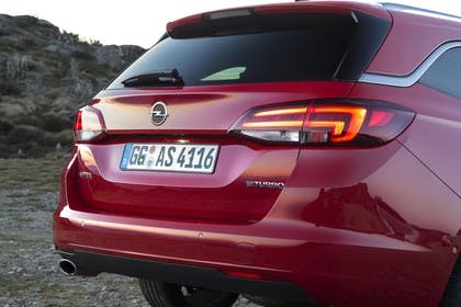 Opel Astra K Sports Tourer Aussenansicht Detail Heck Rückleuchten statisch rot