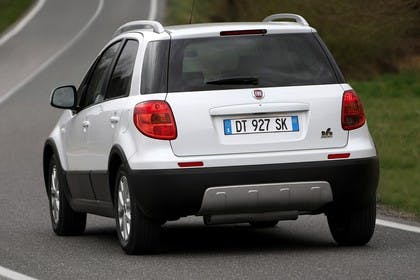 Fiat Sedici FY Facelift Aussenansicht Heck schräg dynamisch weiss