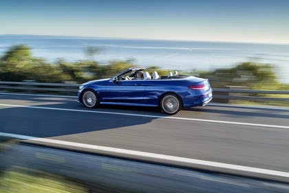 Mercedes-Benz C-Klasse Cabriolet A205 Aussenansicht Seite schräg dynamisch blau
