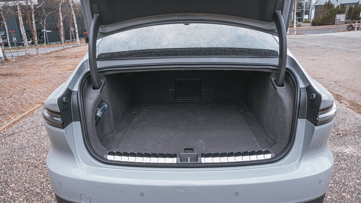 Der offene Kofferraum eines grauen Nio ET7. 