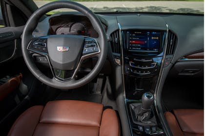 Cadillac ATS Coupé Innenansicht statisch Vordersitze und Armaturenbrett fahrerseitig