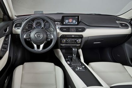 Mazda 6 Limousine GJ Innenansicht statisch Studio Vordersitze und Armaturenbrett fahrerseitig