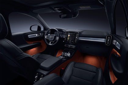 Volvo XC40 Innenansicht statisch Studio Vordersitze und Armaturenbrett beifahrerseitig