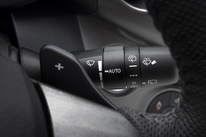 Toyota RAV4 XA3 Facelift Innenansicht statisch Detail Schaltwippe