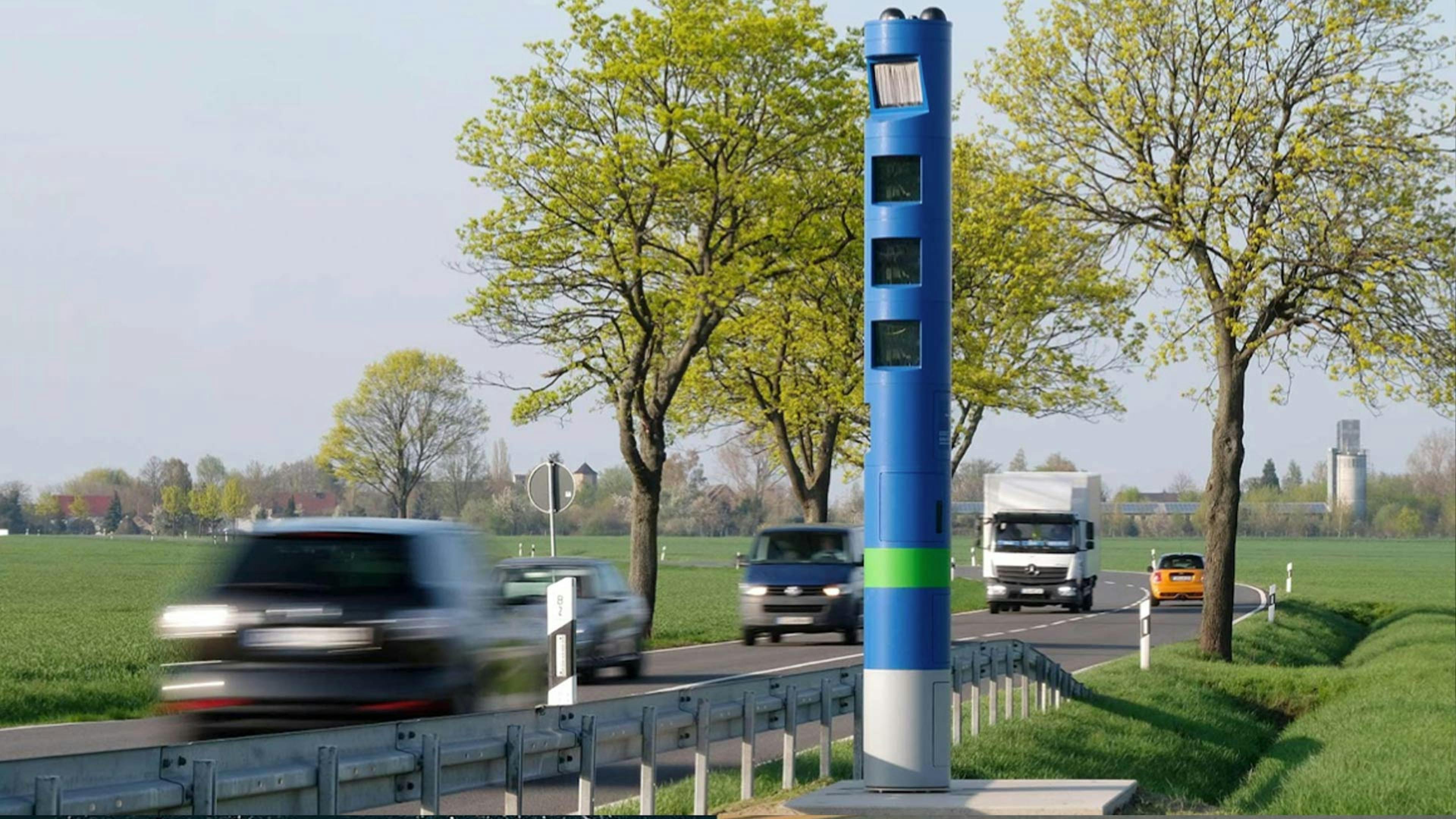 Eine blaue Mautsäule steht an einer Bundesstraße.