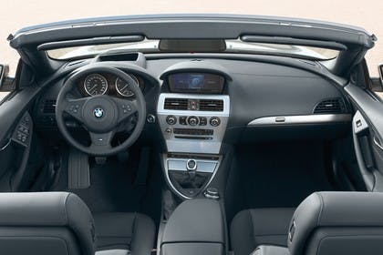 BMW 6er Cabriolet E64 Innenansicht statisch Vordersitze und Armaturenbrett