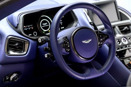 Aston Martin DB11 Innenansicht statisch Lenkrad und Armaturenbrett fahrerseitig