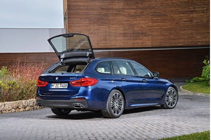 BMW 5er G31 Touring Aussenansicht Heck schräg Heckscheibe geöffnet statisch blau