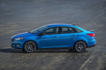 Ford Focus MK3 Stufenheck Aussenansicht Seite statisch blau