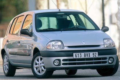 Renault Clio B Fünftürer Aussenansicht Front schräg statisch silber