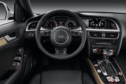 Audi A4 B8 Allroad Innenansicht Fahrerposition Studio statisch schwarz