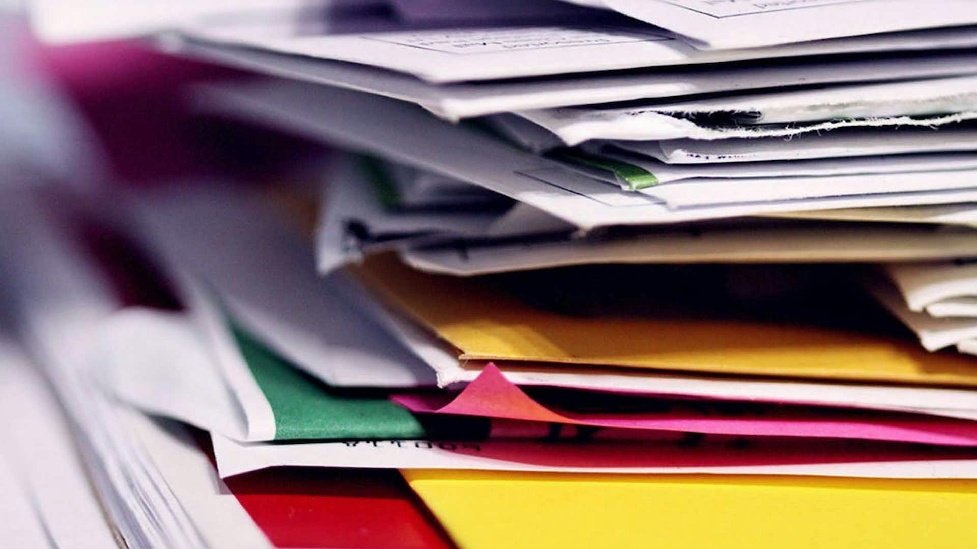 Detailaufnahme eines Stapels mit Briefen und Dokumenten.