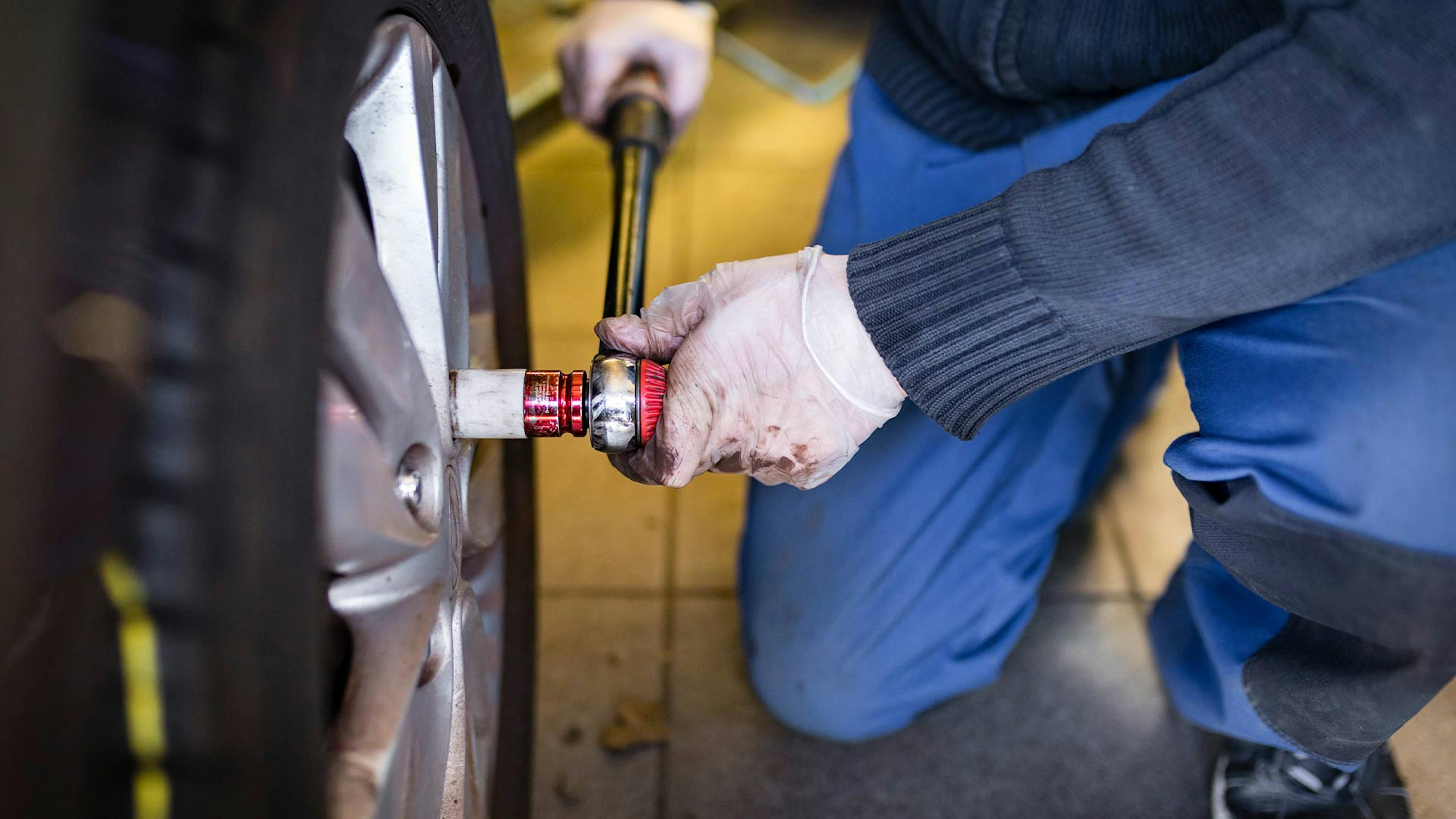 Detailaufnahme eines Reifenwechsels an einem Pkw.