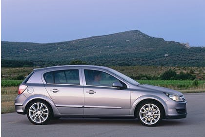 Opel Astra H 5Türer Aussenansicht Seite statisch silber