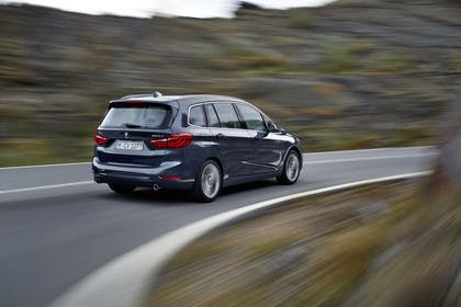 BMW 2er Gran Tourer Aussenansicht Heck schräg dynamisch grau