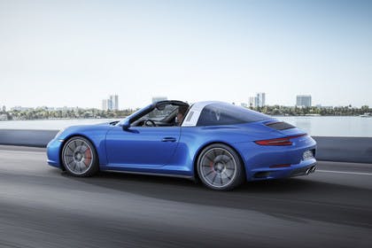 Porsche 911 Targa 4S 991.2 Aussenansicht Seite schräg dynamisch blau