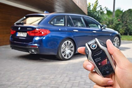BMW 5er G31 Touring Aussenansicht Heck schräg mit Smart Key statisch blau