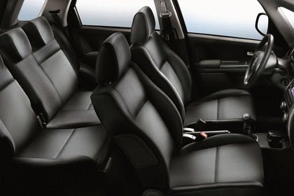 Fiat Sedici FY Facelift Innenansicht statisch Studio Rücksitze Vordersitze und Armaturenbrett beifahrerseitig