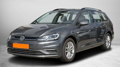 Ein grauer VW Golf 1.5 TGI steht in einem hellen Raum