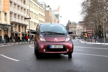 Citroën C-Zero Aussenansicht Front schräg dynamisch violett