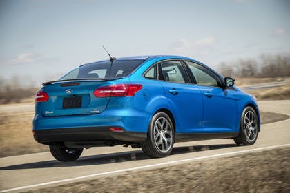 Ford Focus MK3 Stufenheck Aussenansicht Heck schräg dynamisch blau