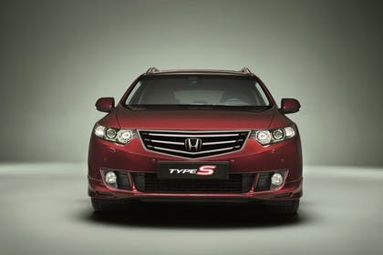 Honda Accord Kombi 8 Aussenansicht Front statisch Studio rot
