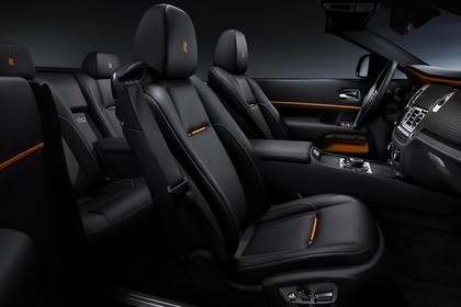 Rolls-Royce Dawn Innenansicht statisch Studio Rücksitze Vordersitze und Armaturenbrett beifahrerseitig
