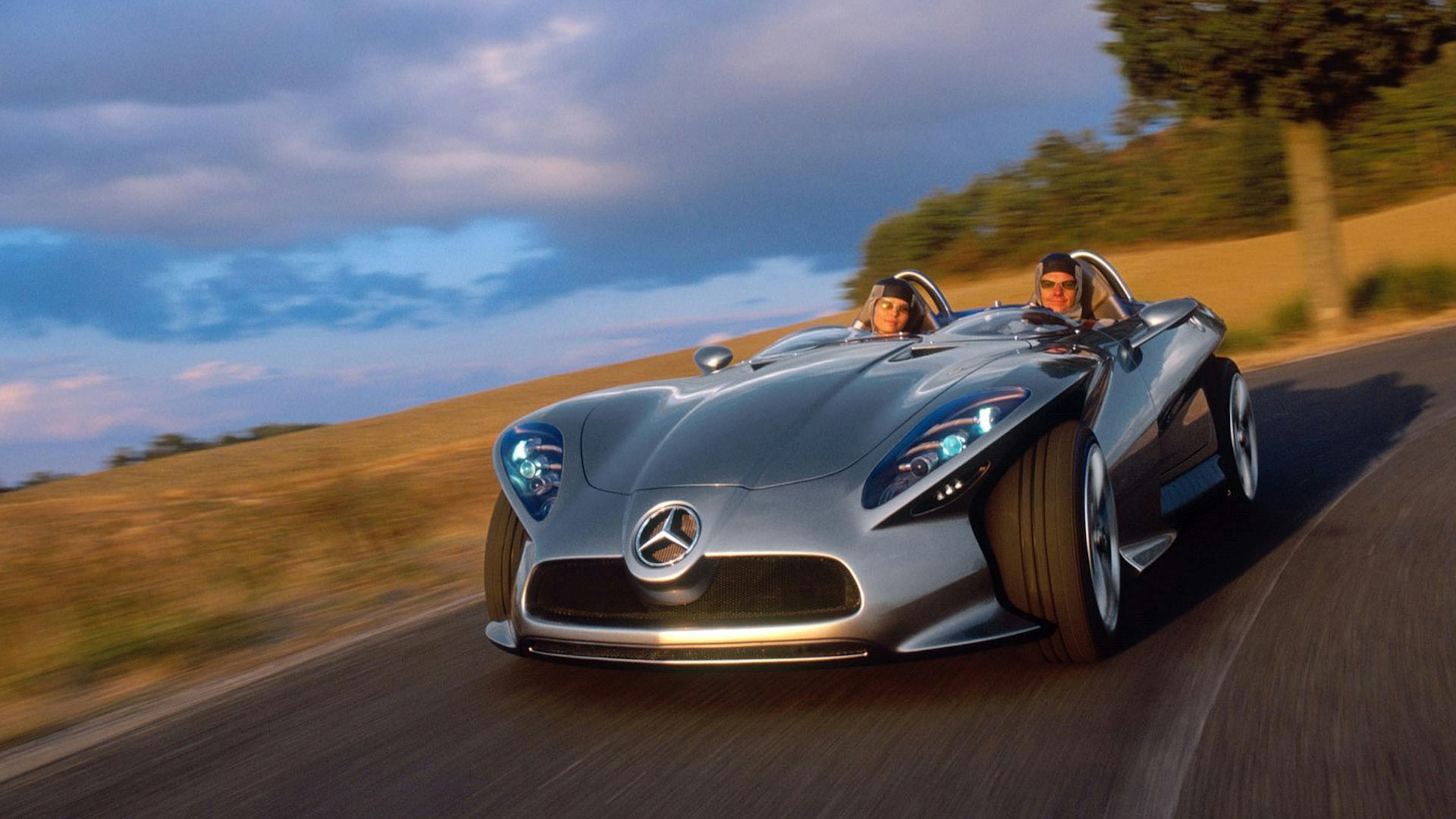 Eine silberne Mercedes-Benz F400 Carving Autostudie fährt eine Landstraße entlang.