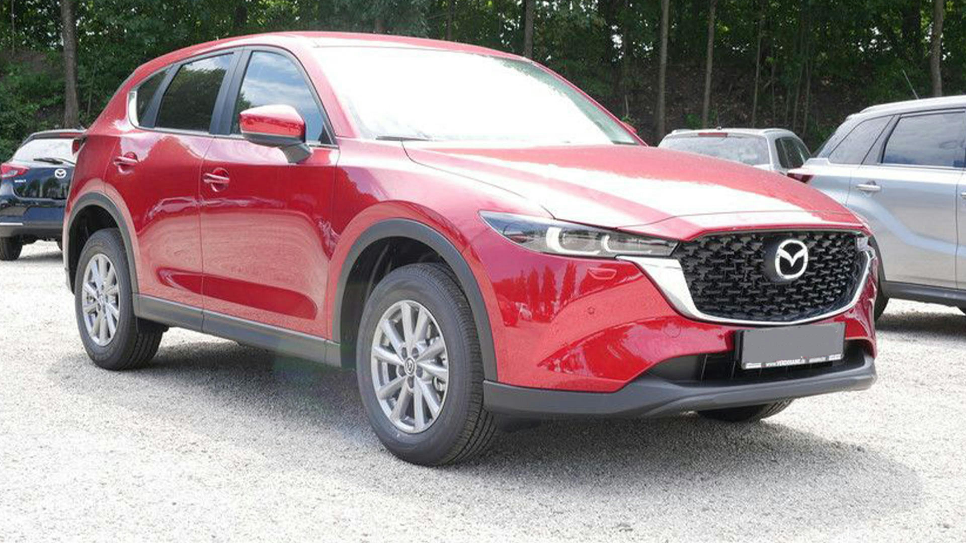 Ein roter Mazda CX-5 steht auf einem Parkplatz.