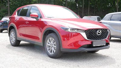 Ein roter Mazda CX-5 steht auf einem Parkplatz.
