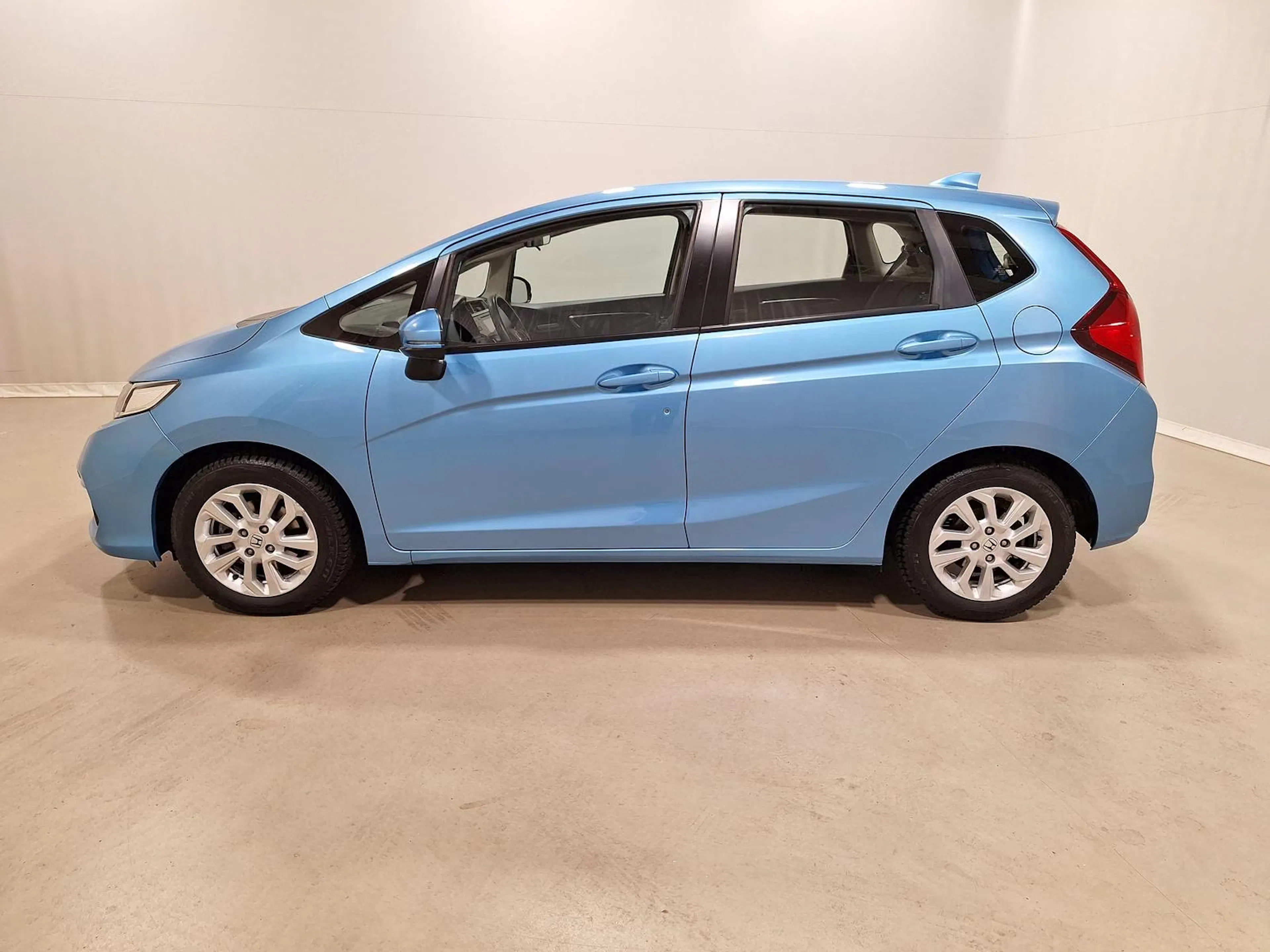Ein hellblauer Honda Jazz steht auf einer Präsentationsfläche.