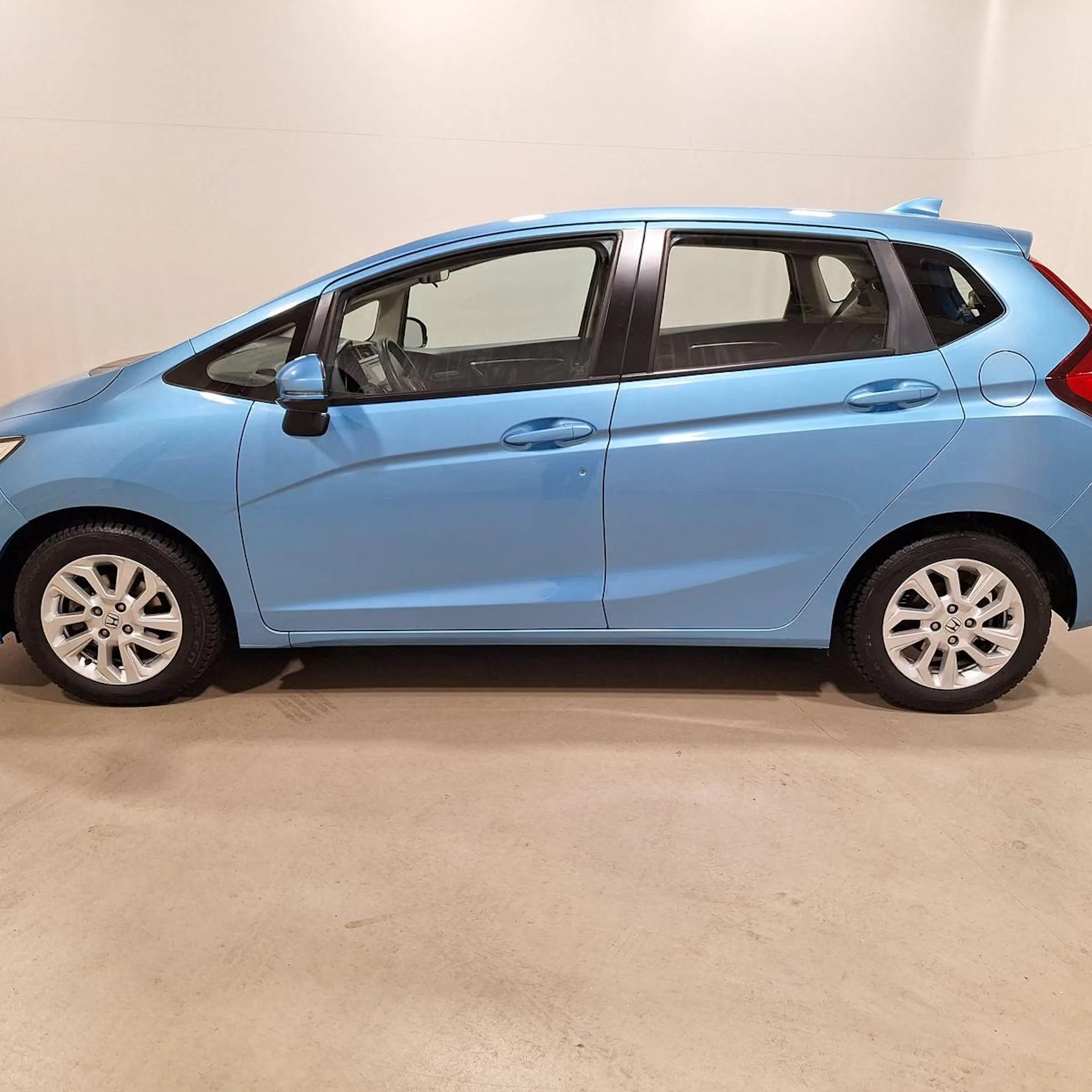 Ein hellblauer Honda Jazz steht auf einer Präsentationsfläche.