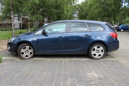 Opel Astra J Sports Tourer Aussenansicht Seite statisch blau