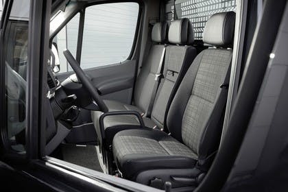 Mercedes-Benz Sprinter Kastenwagen W906 Innenansicht statisch Sitze und Armaturenbrett fahrerseitig