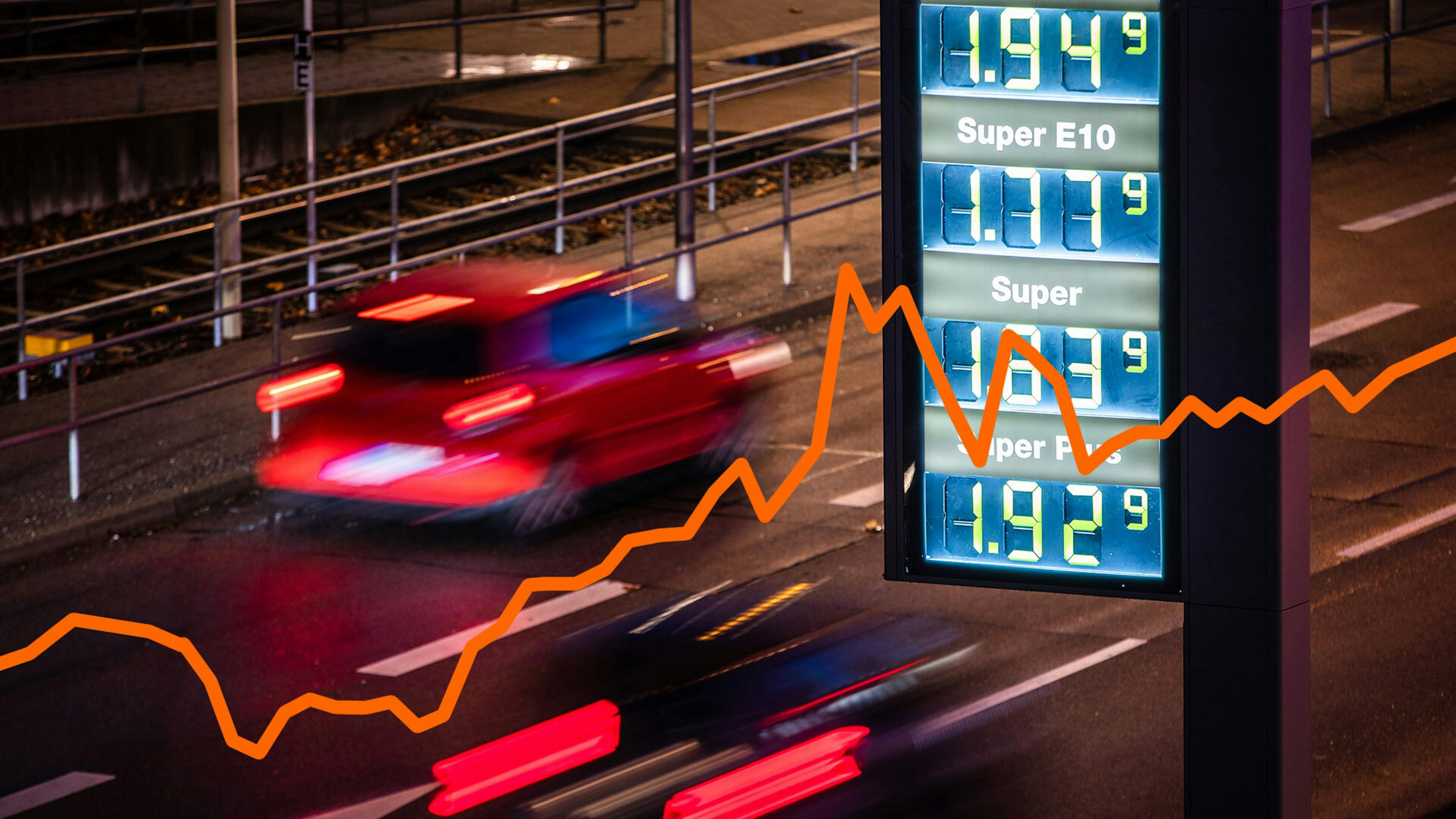 Anzeigetafel mit Benzinpreisen an einer Tankstelle, rote und schwarze Autos fahren vorbei, orange Linie symbolisiert Preisschwankungen.