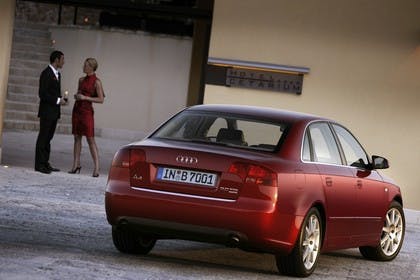 Audi A4 Limousine B7 Aussenansicht Heck schräg statisch rot