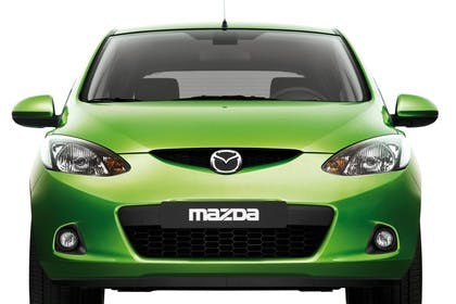 Mazda 2 Sport DE Studio Aussenansicht Front statisch grün