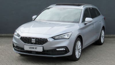 Ein grauer Seat Leon TGI steht vor einer grauen Wand.