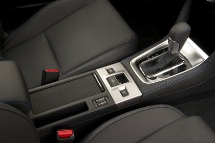 Subaru Levorg Innenansicht statisch Studio Detail Mittelkonsole und Schalthebel