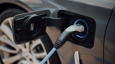 Detailaufnahme einer Ladebuchse eines E-Autos