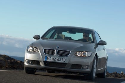 BMW 3er Coupé E92 Aussenansicht Front schräg dynamisch grau