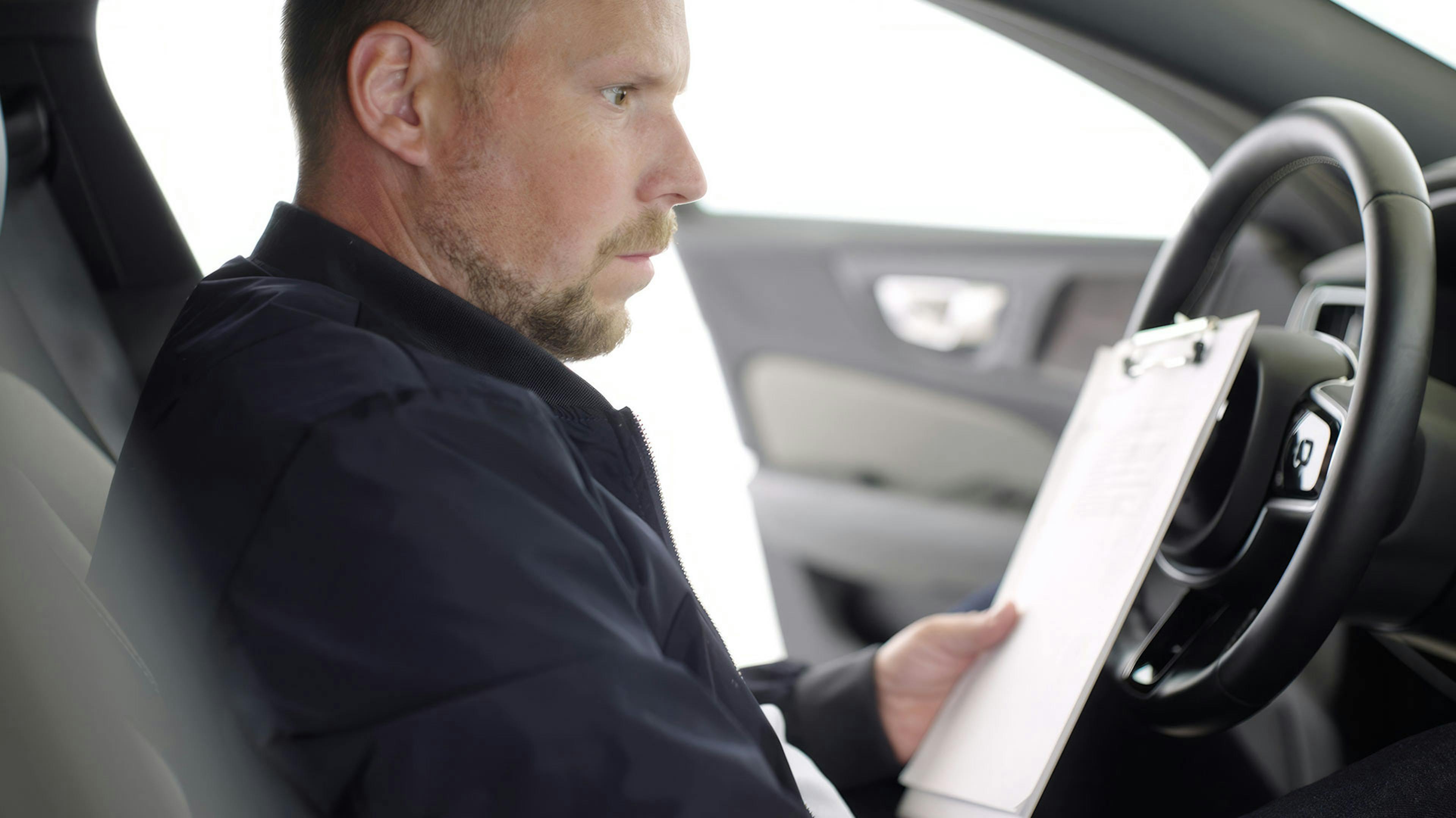 Mann prüft Auto von innen